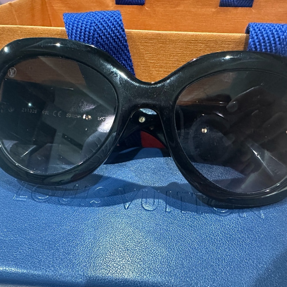LV sunglasses for women - Picture 2 of 6